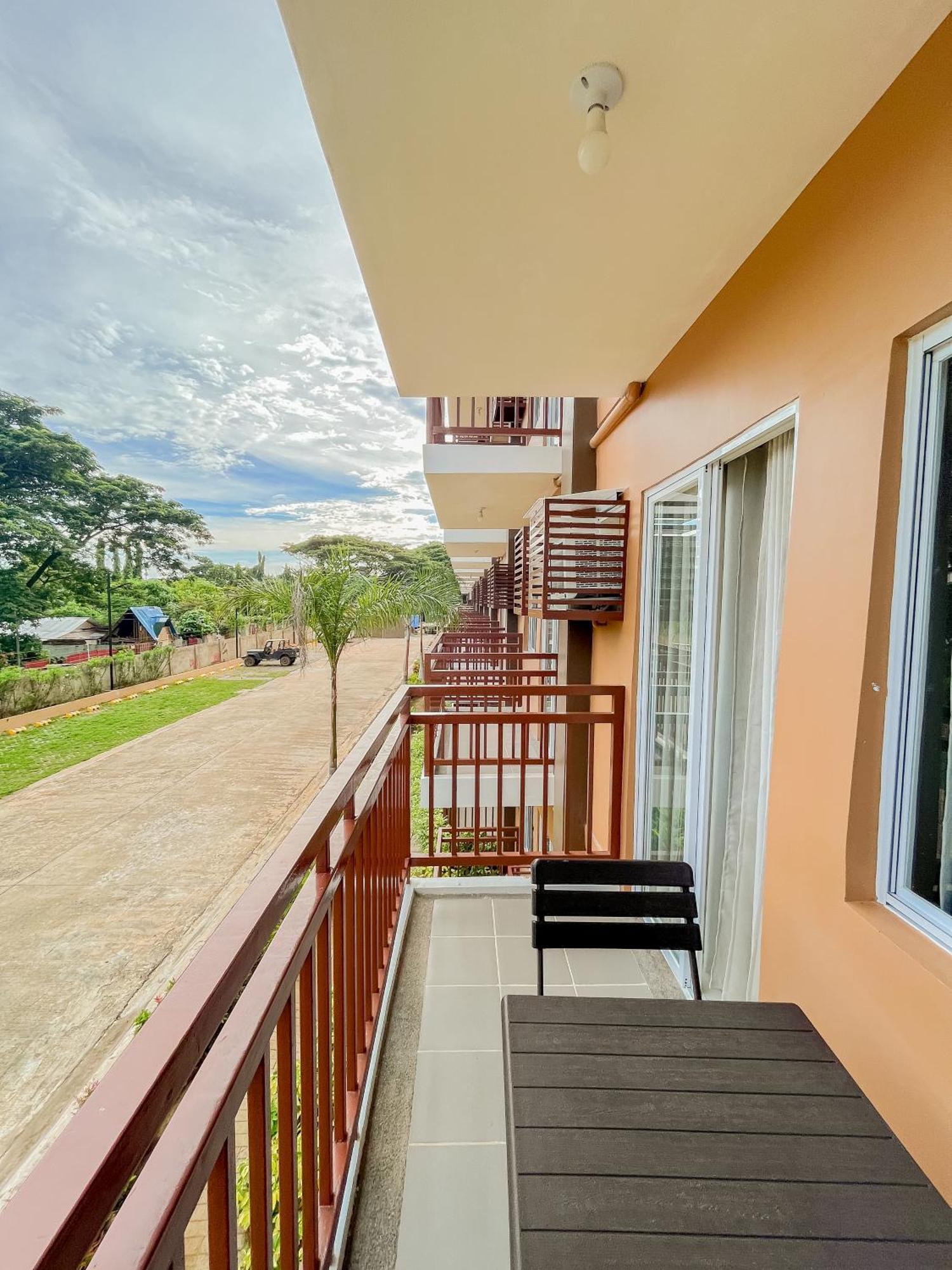 2 Bedroom And Studio Apartments With Private Pool And Gym In Vista Manors Verdant プエルト・プリンセサ エクステリア 写真
